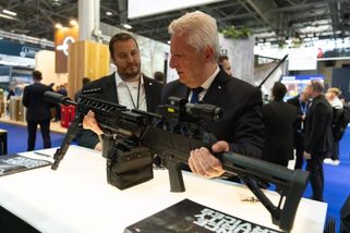 securitymagazin.cz/defence/svetova-premiera-kulomet-mk-24-eurosatory-dss-1404074414.html?utm_source=www.seznam.cz&utm_medium=seznam_distribuce&utm_campaign=lide